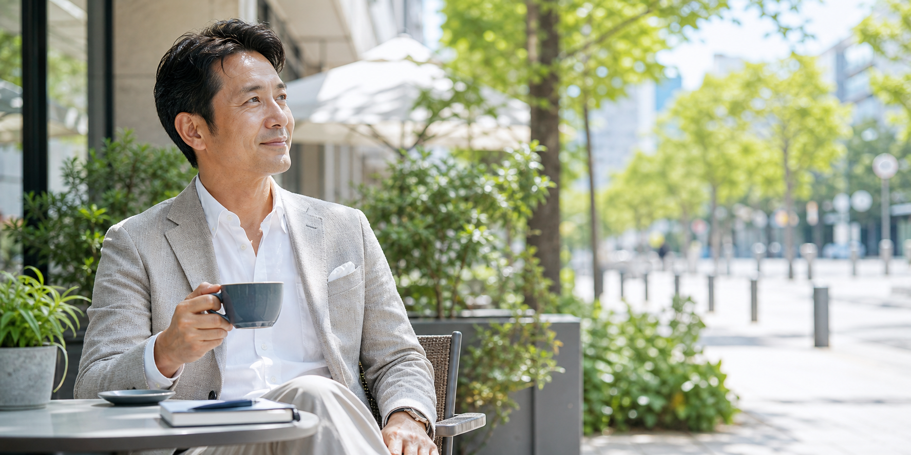 屋外カフェで落ち着いて過ごす男性のイメージ